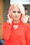 Pixie Lott con cabello rosa chicle