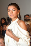 Zendaya con peinado efecto mojado