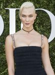 Karlie Kloss con recogido de rubia platino
