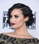 Demi Lovato con ondas al agua