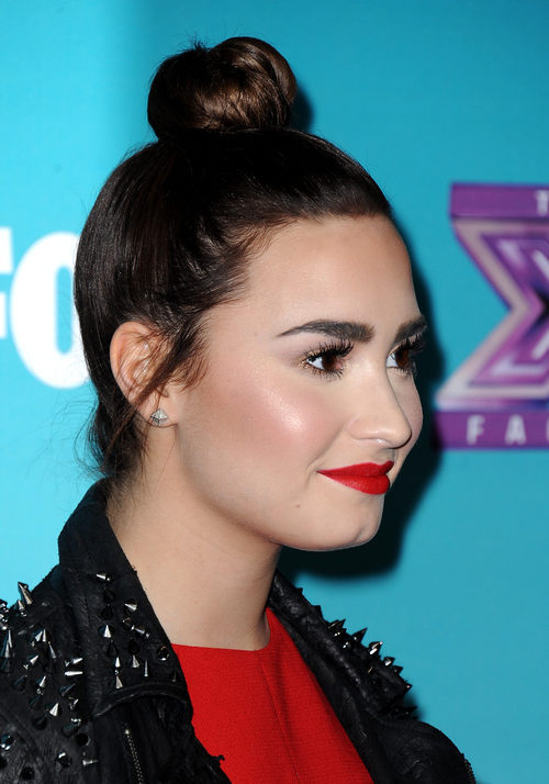 Demi Lovato con moño de bailarina