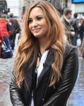 Demi Lovato con melena larga con ondas