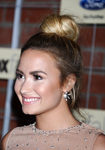 Demi Lovato con moño de bailarina rubio