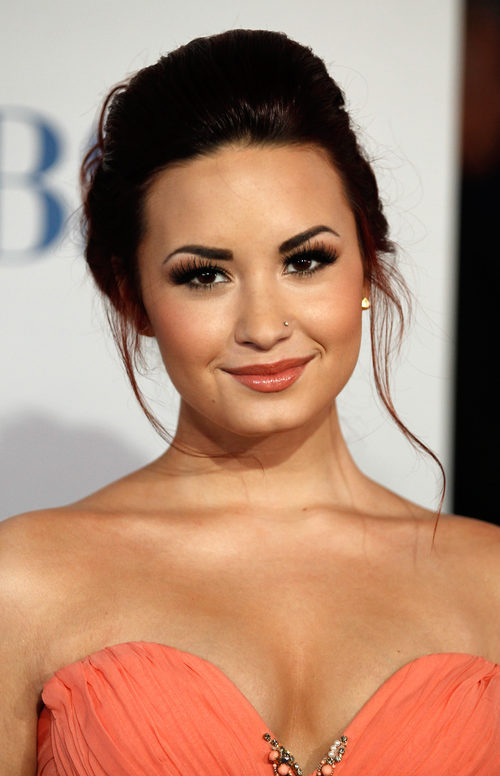 Demi Lovato con recogido y mechones sueltos