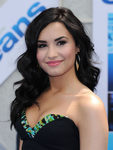 Demi Lovato con el pelo oscuro y ondas