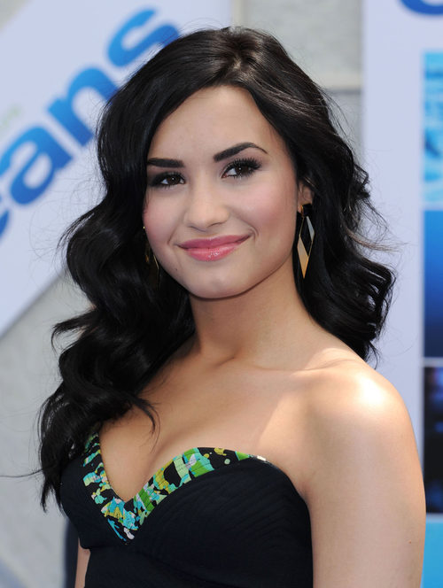 Demi Lovato con el pelo oscuro y ondas