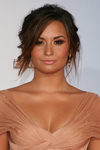 Demi Lovato con recogido informal y flequillo
