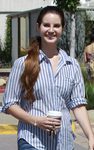 Lana Del Rey con una coleta hacia un lado