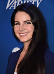 Lana Del Rey con el pelo negro azabache