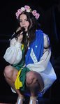 Lana Del Rey con el pelo rizado y una corona flores