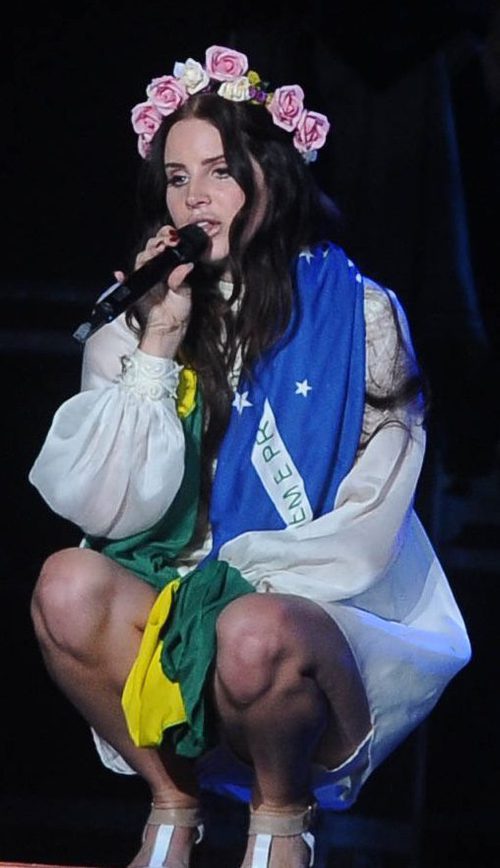 Lana Del Rey con el pelo rizado y una corona flores