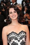 Lana de Rey con una melena midi ondulada