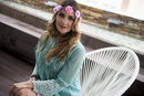 Dulce María con diadema de flores