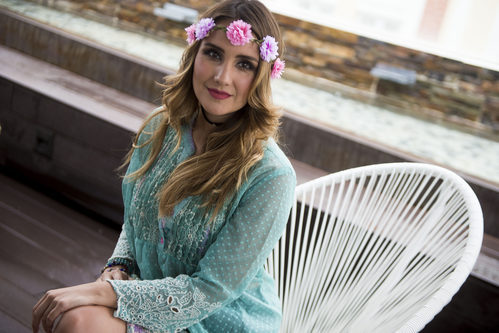 Dulce María con diadema de flores