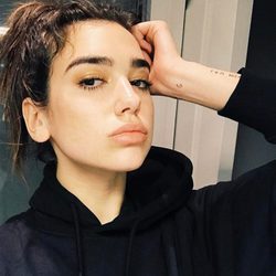 Dua Lipa incluso en su look más natural apuesta por unas cejas pobladas