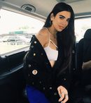 Dua Lipa apuesta por unas cejas pobladas y una mirada delineada