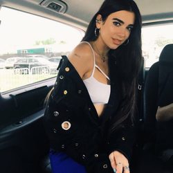 Dua Lipa apuesta por unas cejas pobladas y una mirada delineada