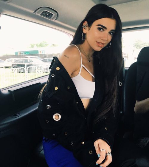 Dua Lipa apuesta por unas cejas pobladas y una mirada delineada