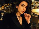 Dua Lipa no se olvida de las pestañas inferiores
