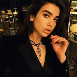 Dua Lipa no se olvida de las pestañas inferiores