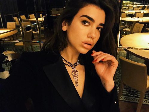 Dua Lipa no se olvida de las pestañas inferiores