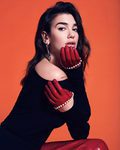 Dua Lipa delinea sutilmente sus ojos