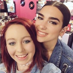 Dua Lipa da un toque de luz a sus ojos