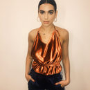 Dua Lipa opta por un tono perlado para el lagrimal