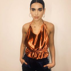 Dua Lipa opta por un tono perlado para el lagrimal