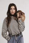 Dua Lipa se decide por un rosa ligero para sus mejillas