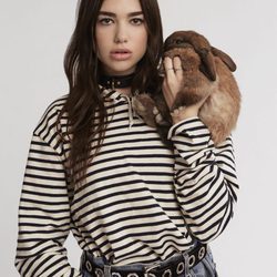 Dua Lipa se decide por un rosa ligero para sus mejillas