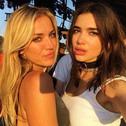 Dua Lipa da un toque rosado a sus mejillas para conseguir un look natural