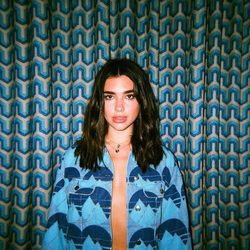 Dua Lipa combina el labial con su colorete