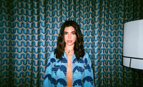 Dua Lipa combina el labial con su colorete