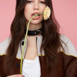 Dua Lipa se decide por un labial nude