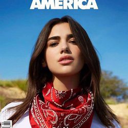 Dua Lipa natural y con los labios rosas