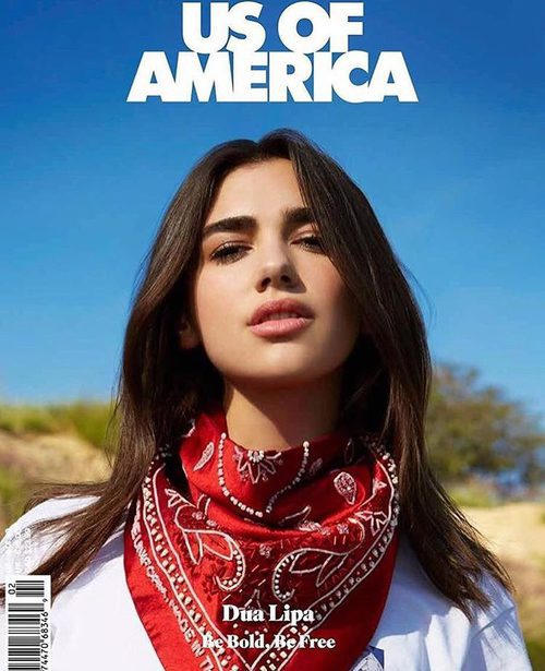 Dua Lipa natural y con los labios rosas