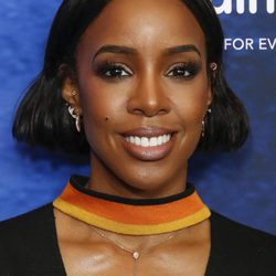 Kelly Rowland con una melena midi cardada