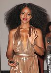 Kelly Rowland con una larga melena cardada
