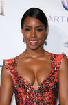 Kelly Rowland con un flequillo sin volumen