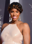 Kelly Rowland con un peinado con una trenza ancha