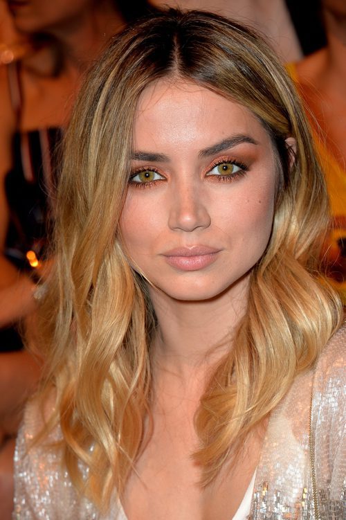 Ana de Armas con ondas naturales y raya en medio