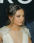 Mila Kunis con recogido con diadema