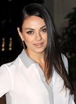 Mila Kunis con el pelo liso a un lado