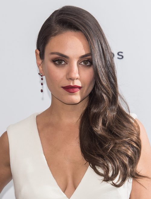 Mila Kunis con ondas al agua a un lado