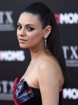 Mila Kunis con coleta alta extralisa