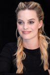 Margot Robbie apuesta por un maquillaje natural y un rubor rosado