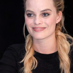 Margot Robbie apuesta por un maquillaje natural y un rubor rosado