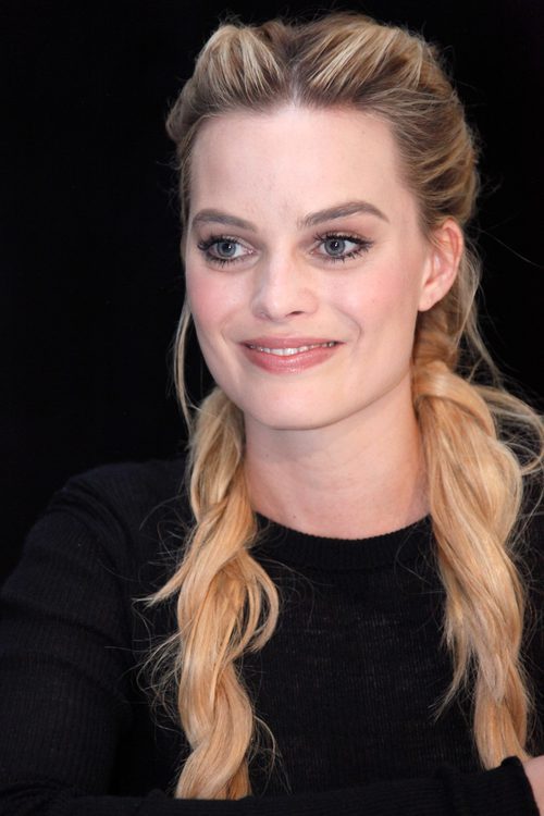 Margot Robbie apuesta por un maquillaje natural y un rubor rosado