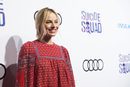 Margot Robbie combina su outfit con su maquillaje